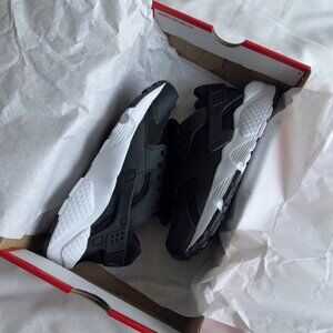 Nike Huarache Run (GS) Black/White Size 5.5Y